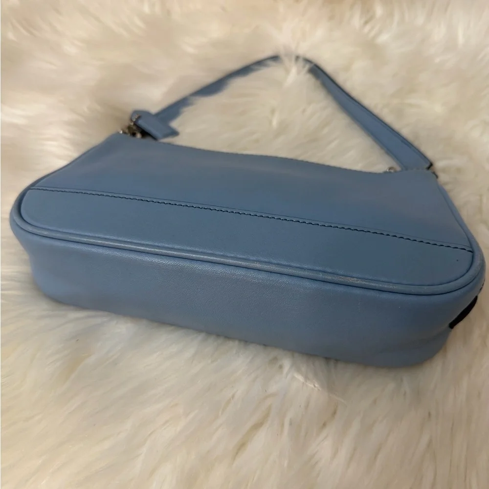 Vintage COACH Hampton Light Blue
Leather Demi Shoulder Purse Y2K 7785 - Picture 4 of 8